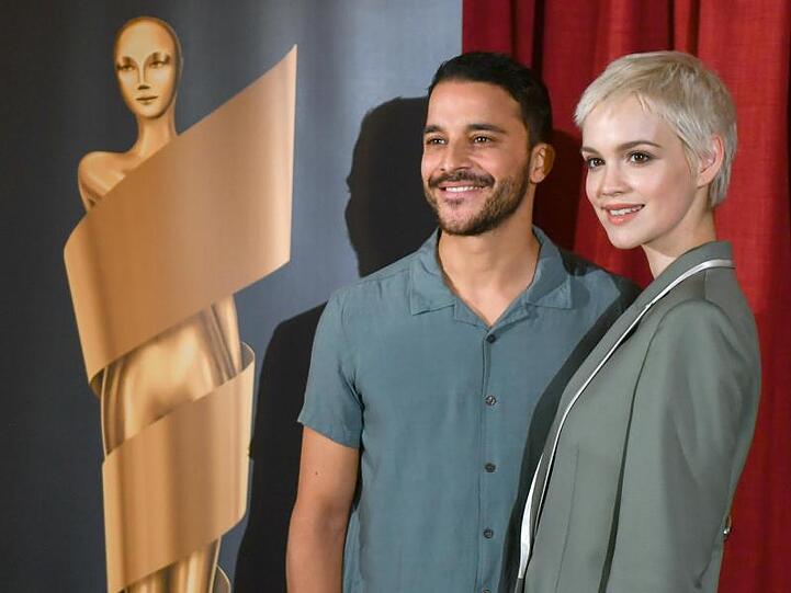 Die Filmpreis-Botschafter Kostja Ullmann und Emilia Schüle bei der Bekanntgabe der Nominierungen für den Deutschen Filmpreis.