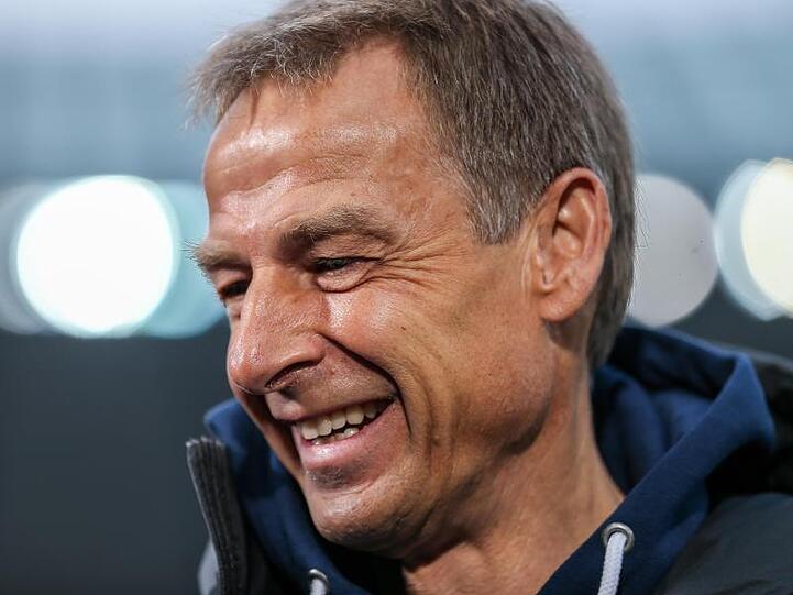 Herthas Trainer Jürgen Klinsmann traut dem FC Bayern München in der laufenden Saison viel zu. Foto: Andreas Gora/dpa/Archivbild