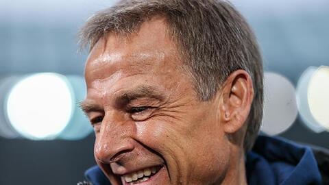 Herthas Trainer Jürgen Klinsmann traut dem FC Bayern München in der laufenden Saison viel zu. Foto: Andreas Gora/dpa/Archivbild