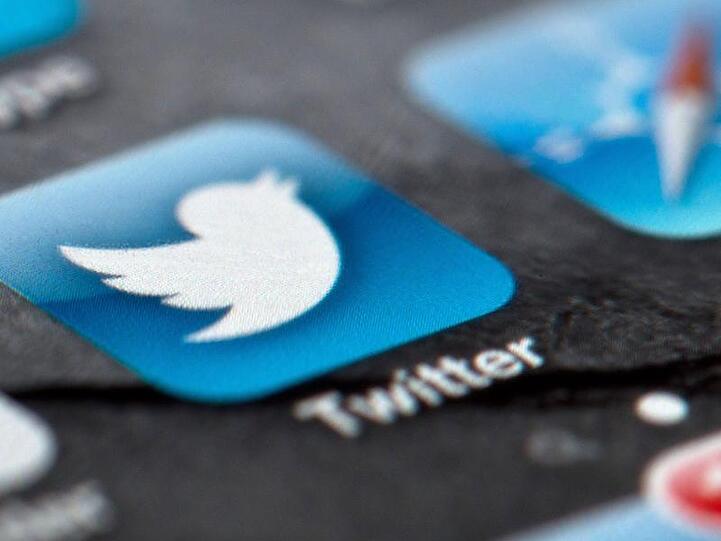 Das Display eines Smartphones zeigt das Icon des Kurznachrichtendienstes Twitter.