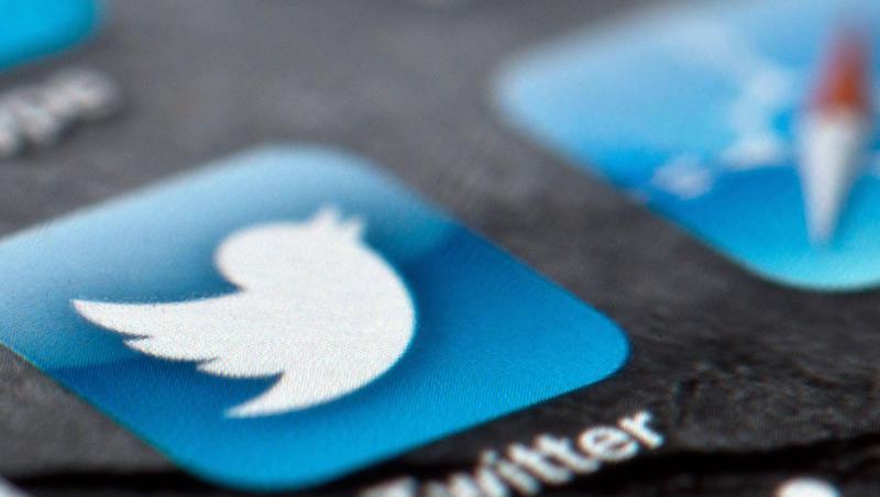 Das Display eines Smartphones zeigt das Icon des Kurznachrichtendienstes Twitter. Das Display eines Smartphones zeigt das Icon des Kurznachrichtendienstes Twitter.