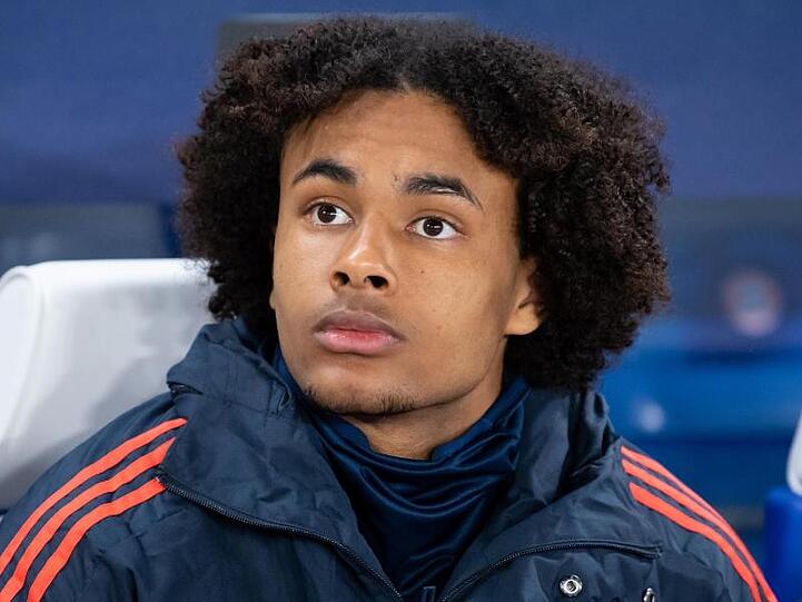 Joshua Zirkzee sitzt vor einem Spiel auf der Bank. Foto: Sven Hoppe/dpa/Archiv
