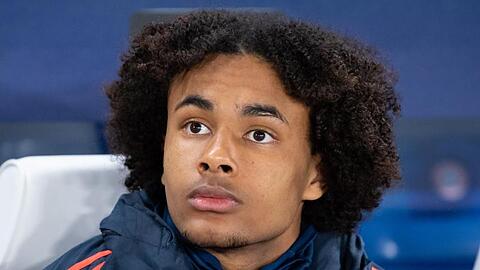 Joshua Zirkzee sitzt vor einem Spiel auf der Bank. Foto: Sven Hoppe/dpa/Archiv