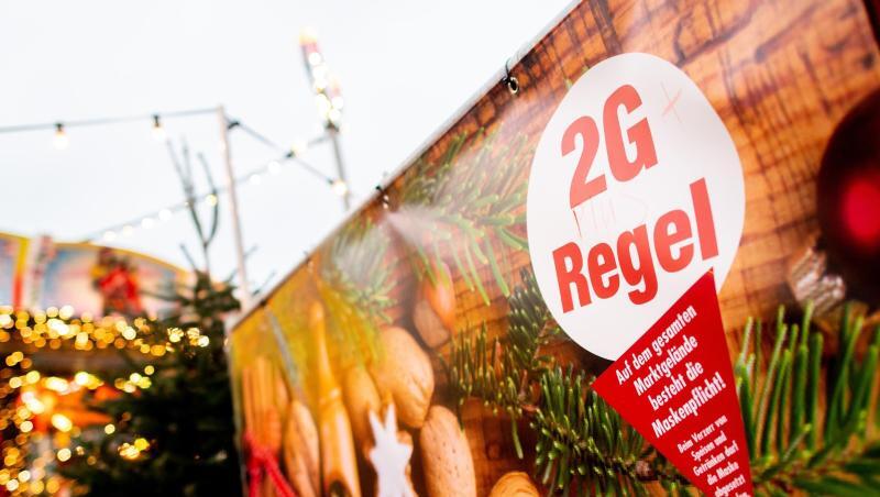 Ein Schild mit der Aufschrift "2G Regel" am Eingang eines Weihnachtsmarkts.
