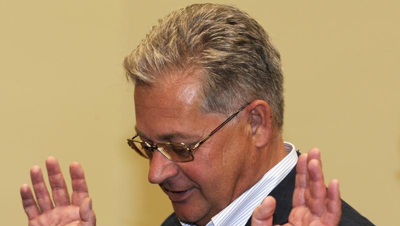 Ex-Siemens-Manager Reinhard S. hatte ein umfangreiches Geständnis abgelegt - nun erhielt er eine Bewährungs- und eine Geldstrafe. Ex-Siemens-Manager Reinhard S. hatte ein umfangreiches Geständnis abgelegt - nun erhielt er eine Bewährungs- und eine Geldstrafe.