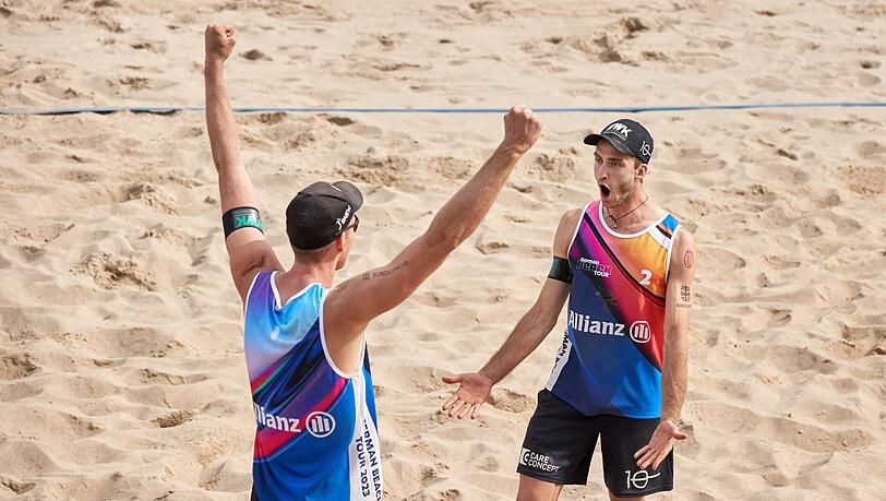 Stehen bei der Beach-WM im Achtelfinale: Nils Ehlers (l) und Clemens Wickler.