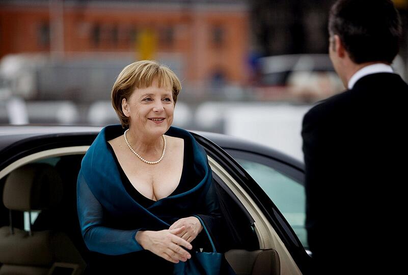 Der damalige norwegische Ministerpräsident Jens Stoltenberg (rechts) empfängt Bundeskanzlerin Angela Merkel vor der neuen Oper in Oslo.