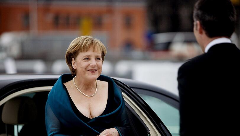 Der damalige norwegische Ministerpräsident Jens Stoltenberg (rechts) empfängt Bundeskanzlerin Angela Merkel vor der neuen Oper in Oslo. Der damalige norwegische Ministerpräsident Jens Stoltenberg (rechts) empfängt Bundeskanzlerin Angela Merkel vor der neuen Oper in Oslo.