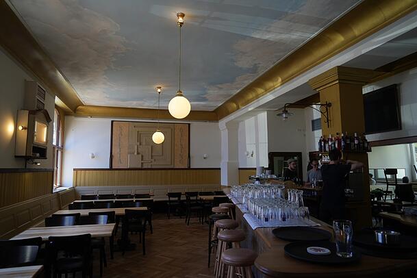 Saletta bedeutet im Italienischen kleiner Saal. Und wie ein kleiner Saal wirkt der Hauptraum der Wirtschaft tatsächlich.