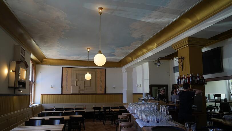 Saletta bedeutet im Italienischen kleiner Saal. Und wie ein kleiner Saal wirkt der Hauptraum der Wirtschaft tatsächlich. Saletta bedeutet im Italienischen kleiner Saal. Und wie ein kleiner Saal wirkt der Hauptraum der Wirtschaft tatsächlich.