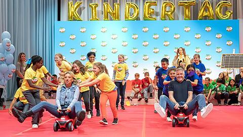 Evelyn Burdecki und Ralf Schumacher zeigen beim "Ferrero Kindertag" vollen Einsatz - und denken selbst an ihre Kindheit zurück.