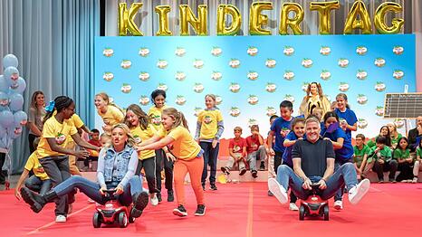 Evelyn Burdecki und Ralf Schumacher zeigen beim "Ferrero Kindertag" vollen Einsatz - und denken selbst an ihre Kindheit zurück.