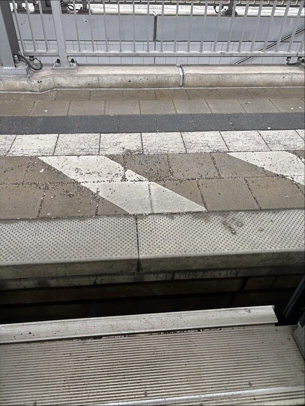 Ein Ärgernis: die unterschiedlichen Höhen am Bahnsteig. Ein Ärgernis: die unterschiedlichen Höhen am Bahnsteig.