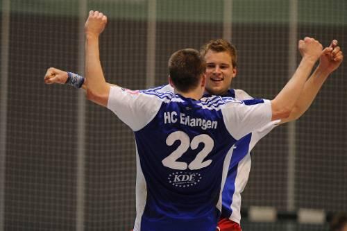 Riesenjubel beim HC Erlangen: Daniel Stumpf (Nummer 22) gratuliert Torjäger Bastian Krämer.