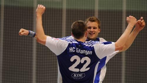 Riesenjubel beim HC Erlangen: Daniel Stumpf (Nummer 22) gratuliert Torjäger Bastian Krämer. Riesenjubel beim HC Erlangen: Daniel Stumpf (Nummer 22) gratuliert Torjäger Bastian Krämer.