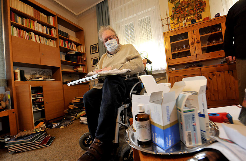 Pfarrer Peter Ditterich (70) ist schwer krank und muss in einer verschimmelten Wohnung der katholischen Kirche leben.