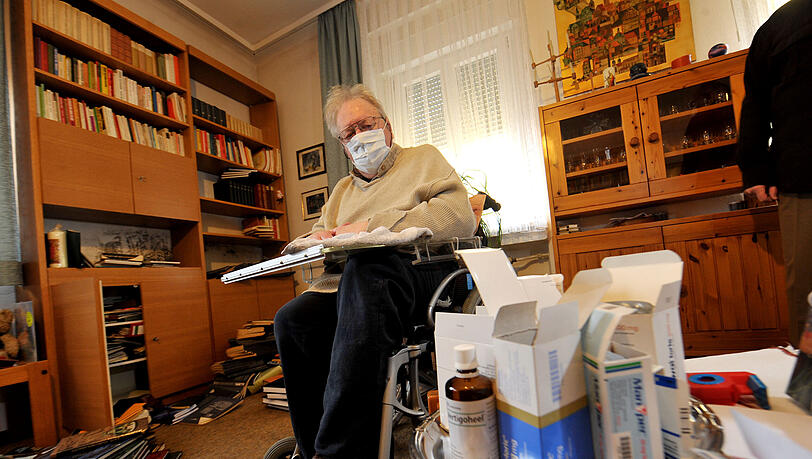 Pfarrer Peter Ditterich (70) ist schwer krank und muss in einer verschimmelten Wohnung der katholischen Kirche leben. Pfarrer Peter Ditterich (70) ist schwer krank und muss in einer verschimmelten Wohnung der katholischen Kirche leben.