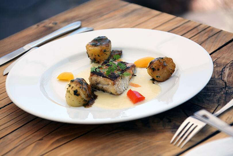Vom See auf den Teller: Zander mit Buttermilchsauce und Schmorkartoffeln.