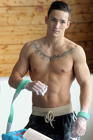 Turner Marcel Nguyen trägt sein Motto auf der Brust.