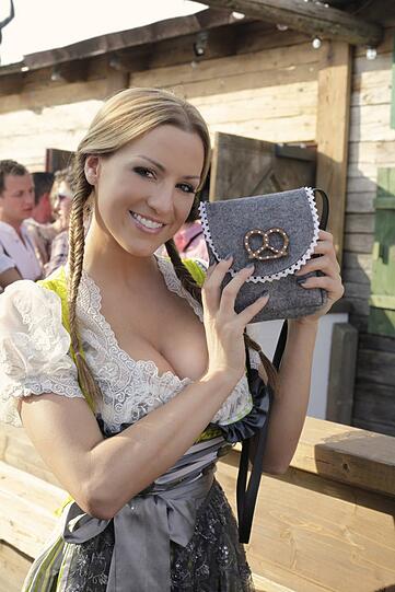 Die hübsche Münchnerin Jordan Carver krempelt Los Angeles um und sorgt mit ihren sexy Yoga-Bildern für Furore