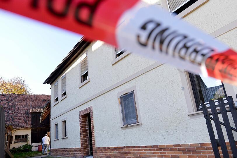 Nach einem Streit um die Miete hat ein 87-Jähriger im oberfränkischen Kronach auf seine 54 Jahre alte Mieterin geschossen und sie verletzt. Danach wurde er tot in einer Scheune gefunden.