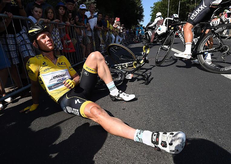 Tony Martin ist wenige Kilometer vor der Ziellinie der sechsten Etappe bei der Tour de France schwer gestürzt und hat sich das Schlüsselbein gebrochen.