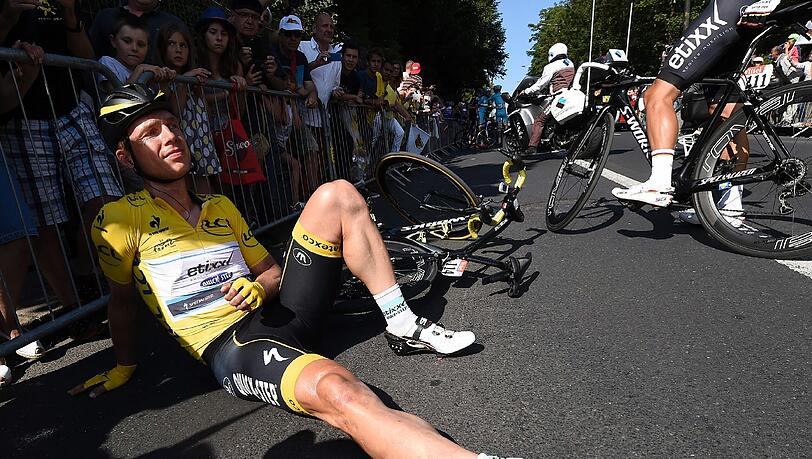 Tony Martin ist wenige Kilometer vor der Ziellinie der sechsten Etappe bei der Tour de France schwer gestürzt und hat sich das Schlüsselbein gebrochen. Tony Martin ist wenige Kilometer vor der Ziellinie der sechsten Etappe bei der Tour de France schwer gestürzt und hat sich das Schlüsselbein gebrochen.