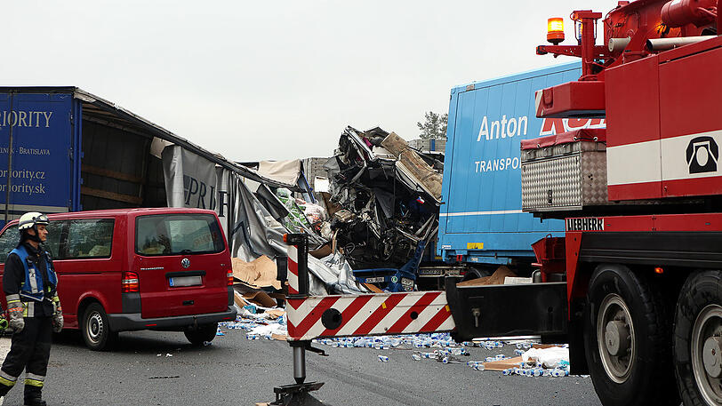 Bei einem schweren Lkw-Unfall auf der A6 behinderten dreiste Gaffer die Rettungsmaßnahmen massiv. Die Bilder von der Unfallstelle.