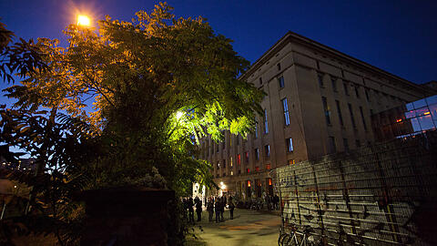 Der bekannte Techno-Club Berghain in Berlin bei Dämmerung. Der Veranstaltungsort für Berlins erstes Black Out Dinner, bei dem der ganze Abend ohne Strom abläuft.