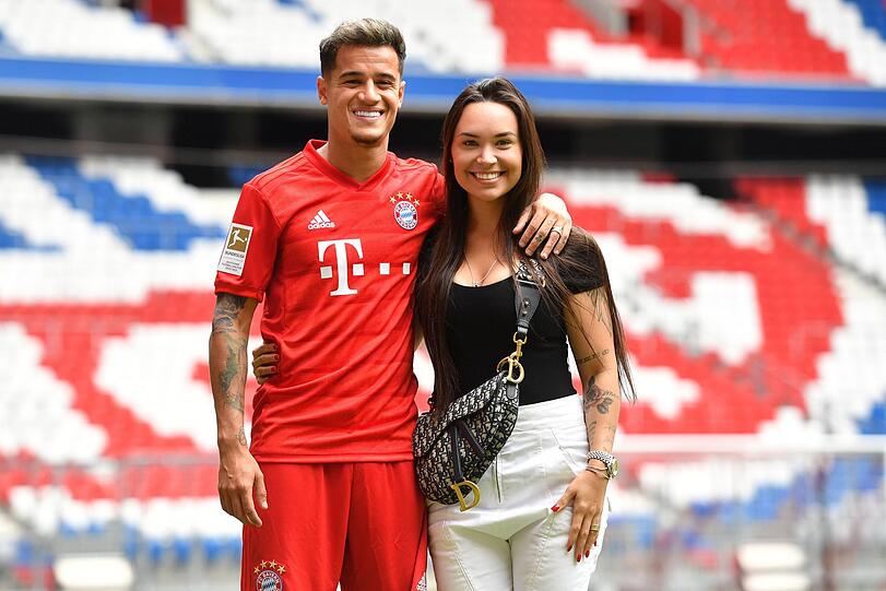 Weltstar Philippe Coutinho (27) ist seit 2012 mit seiner Jugendfreundin Aine (26) verheiratet. Das Paar lernte sich auf einer Party eines gemeinsamen Freundes kennen. Mit 17 folgte Aine ihrem Philippe nach Europa. Mittlerweile hat das Paar zwei Kinder.