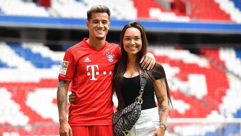 Weltstar Philippe Coutinho (27) ist seit 2012 mit seiner Jugendfreundin Aine (26) verheiratet. Das Paar lernte sich auf einer Party eines gemeinsamen Freundes kennen. Mit 17 folgte Aine ihrem Philippe nach Europa. Mittlerweile hat das Paar zwei Kinder. Weltstar Philippe Coutinho (27) ist seit 2012 mit seiner Jugendfreundin Aine (26) verheiratet. Das Paar lernte sich auf einer Party eines gemeinsamen Freundes kennen. Mit 17 folgte Aine ihrem Philippe nach Europa. Mittlerweile hat das Paar zwei Kinder.