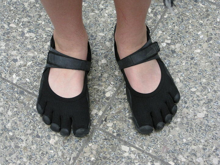 Das richtige Schuhwerk für einen Stadtbummel? Wenigstens hat jeder Zeh so seinen Platz.