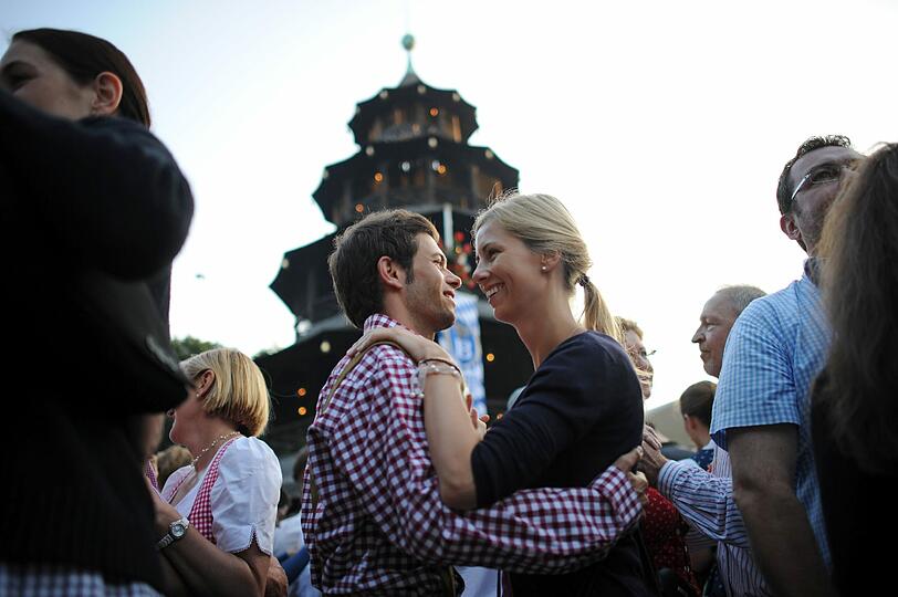 Eng umschlungen und in Tracht gewandet schwingen die Münchner seit 6 Uhr in der Früh im Englischen Garten das Tanzbein.