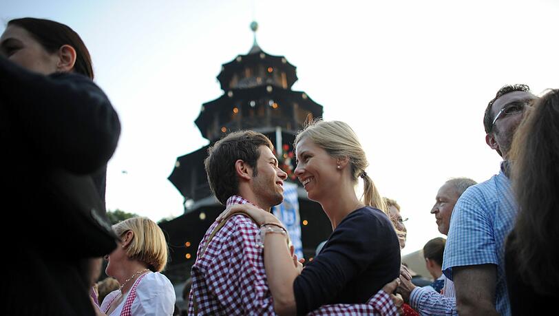 Eng umschlungen und in Tracht gewandet schwingen die Münchner seit 6 Uhr in der Früh im Englischen Garten das Tanzbein. Eng umschlungen und in Tracht gewandet schwingen die Münchner seit 6 Uhr in der Früh im Englischen Garten das Tanzbein.