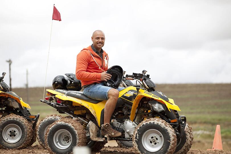 Bachelor Christian auf dem Quad-Bike.