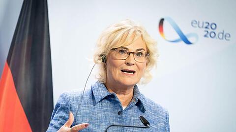 Christine Lambrecht (SPD), Bundesministerin der Justiz, spricht auf einer Pressekonferenz. Foto: Kay Nietfeld/dpa