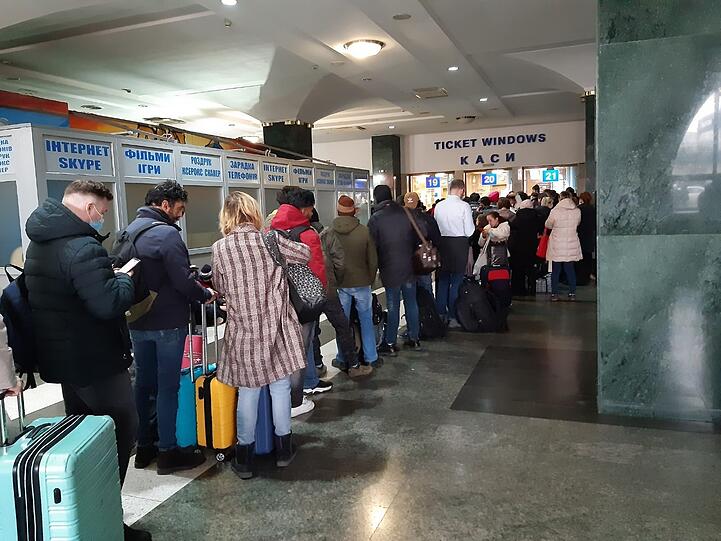 Alle wollen die Stadt verlassen: Am Hauptbahnhof in Kiew warten die Menschen stundenlang. Nicht alle bekommen Tickets.