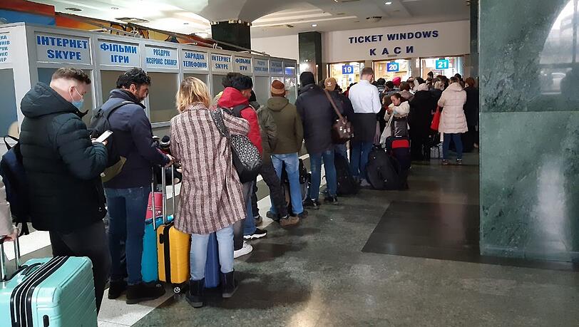 Alle wollen die Stadt verlassen: Am Hauptbahnhof in Kiew warten die Menschen stundenlang. Nicht alle bekommen Tickets. Alle wollen die Stadt verlassen: Am Hauptbahnhof in Kiew warten die Menschen stundenlang. Nicht alle bekommen Tickets.