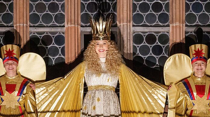 Mit dem feierlichen Prolog eröffnet das Nürnberger Christkind, Teresa Windschall (M), auf der Empore der Frauenkirche offiziell den Nürnberger Christkindlesmarkt 2022.