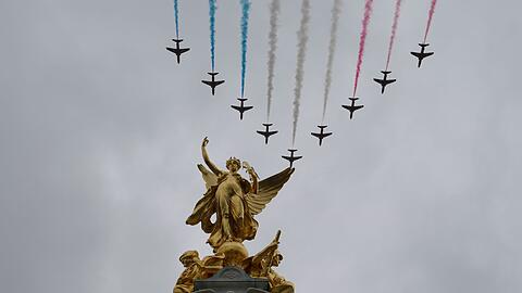 Die Farben des Union Jack am Himmel:&nbsp;Jets der Royal Air Force &uuml;berfliegen das Victoria Memorial in der N&auml;he des Buckingham Palace.