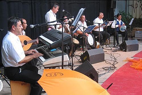 Zum Mitklatschen gut: Die acht Herren der Band &bdquo;Sterne des Orients&ldquo; eröffneten das 21. SommerNachtFilmFestival im Desi.