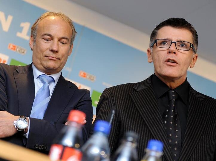 Kleines Erfolgserlebnis für Präsident Rainer Beeck und Geschäftsführer Manfred Stoffers (r.).