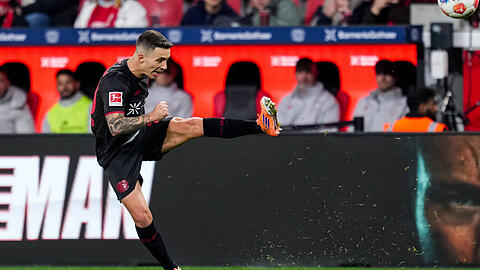 Im Blickfeld des FC Bayern: Leverkusens Freistoßkünstler Alejandro Grimaldo. Im Blickfeld des FC Bayern: Leverkusens Freistoßkünstler Alejandro Grimaldo.