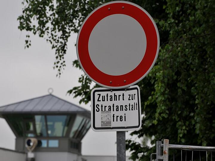Straßenschild vor der Justizvollzugsanstalt Stadelheim in München.