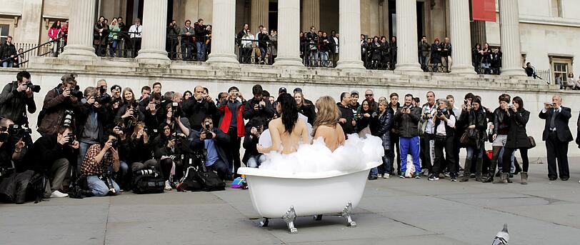 Das US-amerikanische Model Monica Harris und das britische Model Victoria Eisermann posieren vor der Nationalgalerie in London.