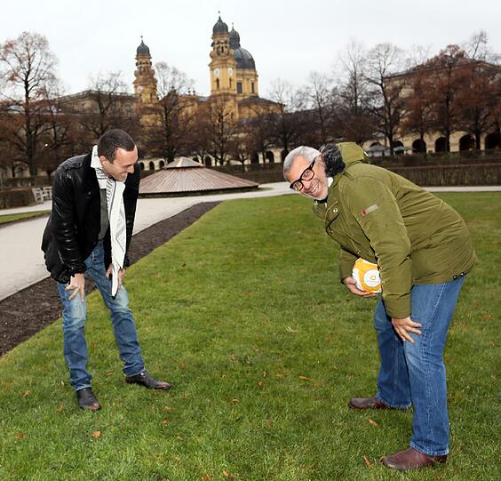 Der Münchner Schriftsteller Albert Ostermaier (l.), der die Vorlage für das Theaterstück "Spiel ohne Ball" schrieb, und Ex-Löwen-Star Jimmy Hartwig, der die Hauptrolle spielt.