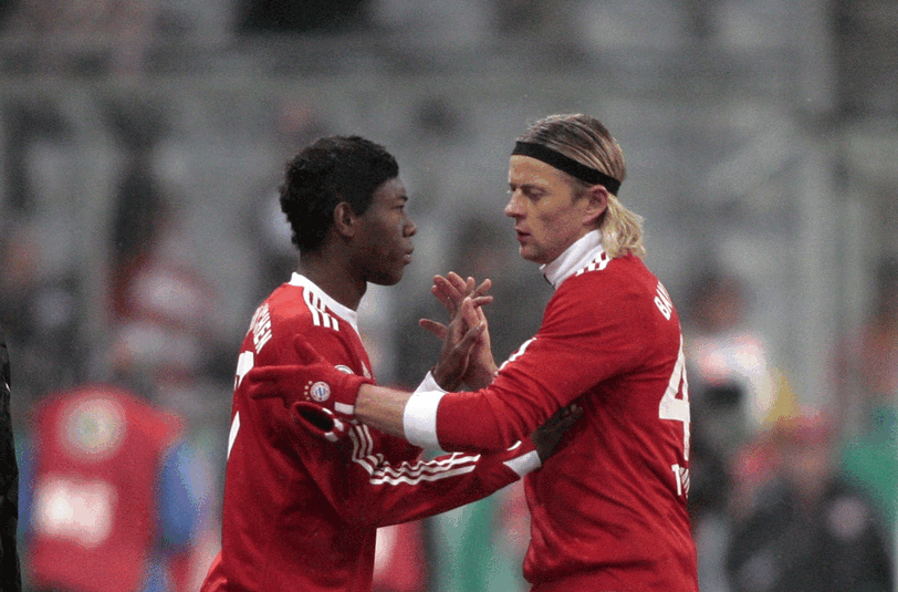 10. Februar 2010: David Alaba klatscht ab mit Anatolyi Timoschuck, darf in der 59. Minute im Viertelfinale des DFB-Pokals gegen die SpVgg Greuther Fürth auf den Platz. Alaba ist bei seinem Pflichtspiel-Debüt für den FC Bayern 17 Jahre und 232 Tage alt - ein Vereinsrekord.