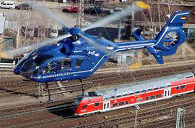 Um die Strecke abzusuchen setzte die Bundespolizei einen Hubschrauber ein