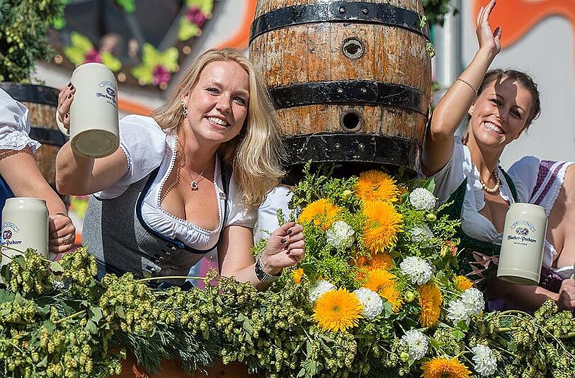 Junge Frauen beim Wirte-Einzug auf die Theresienwiese.