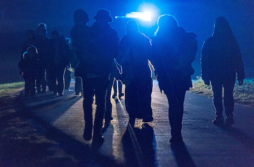 Die Flüchtlinge wurden von Schleusern an der A99 ausgesetzt. (Symbolbild)